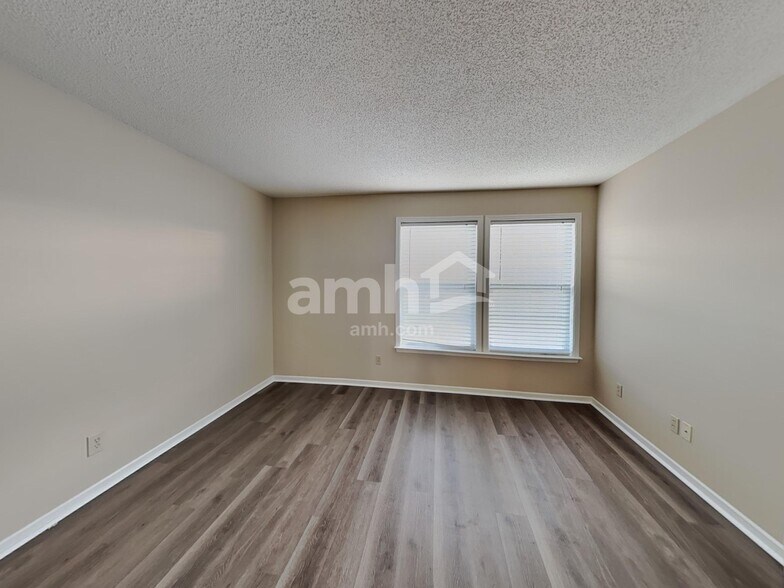 Building Photo - 10812 Parker Dr