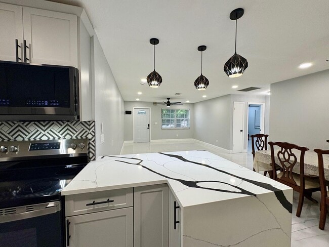 Building Photo - 1733 Sunset Ave