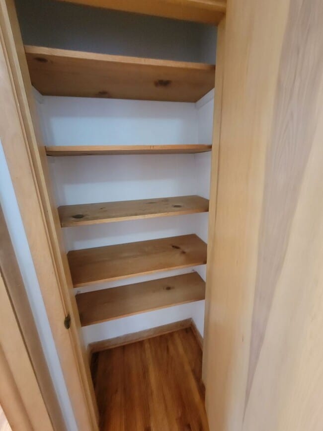 Building Photo - Great Home in quiet Waterloo Neighborhood