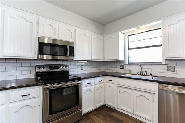 Building Photo - 1005 Robin Haven Dr