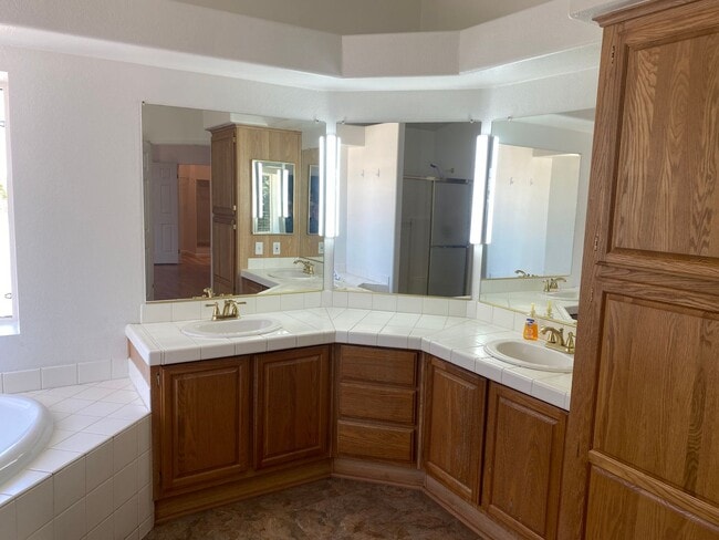 Building Photo - Panoramic Views - 46 West - Hilltop Property