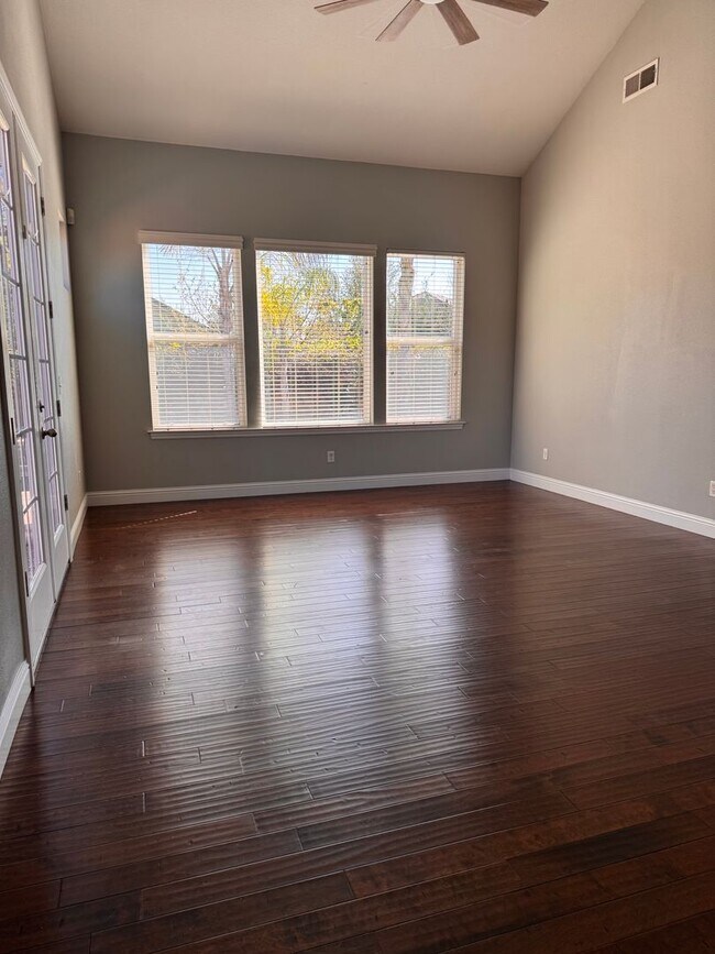 Building Photo - Beautiful single family home