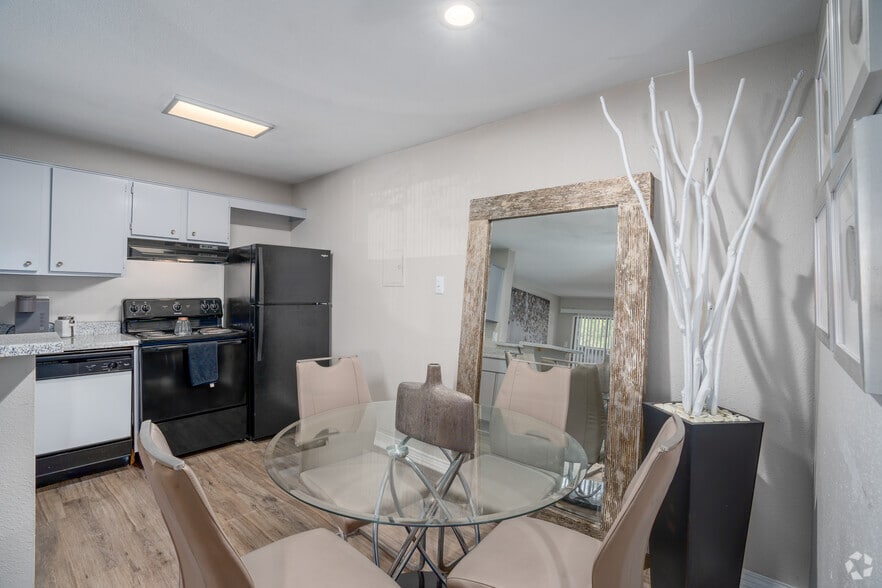 1BR, 1BA - 578SF - Dining Room - Carmel Creek