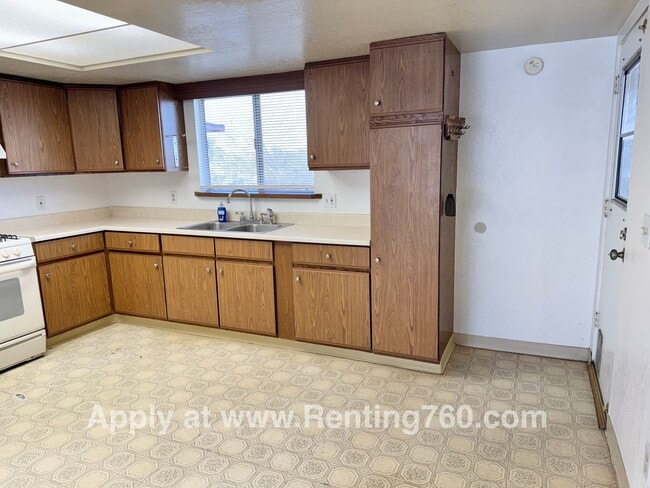 Building Photo - Spacious and Clean 2 bed Home In Joshua Tree