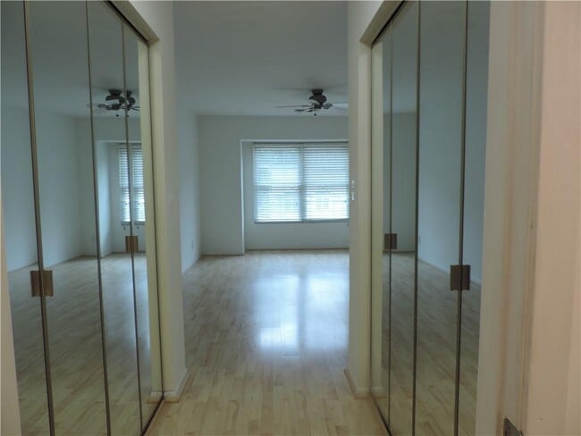 Building Photo - 68 Springhedge Ct St