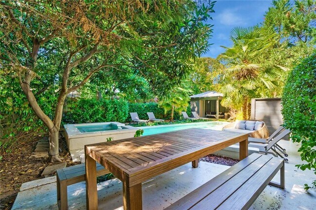 Building Photo - 868 Rosedale Rd NE