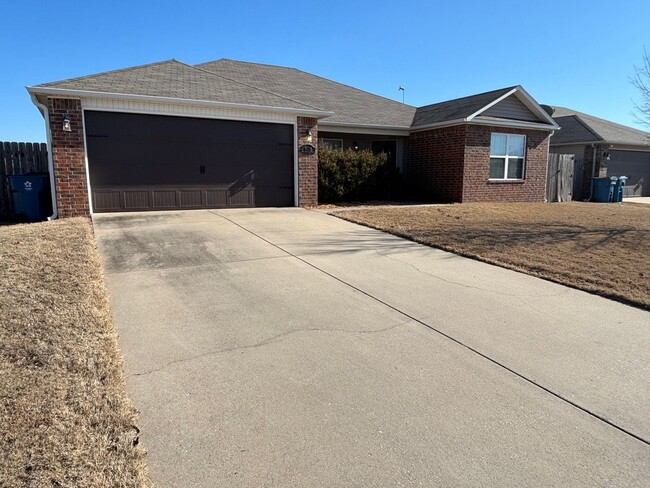 Building Photo - Nice 3 bedroom 2 bathroom Home! 2 Car Gara...