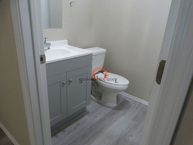 Building Photo - Modern 3 bedroom 2 bath apartment
