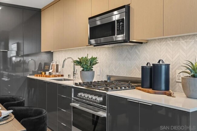 Building Photo - 525 Olive St