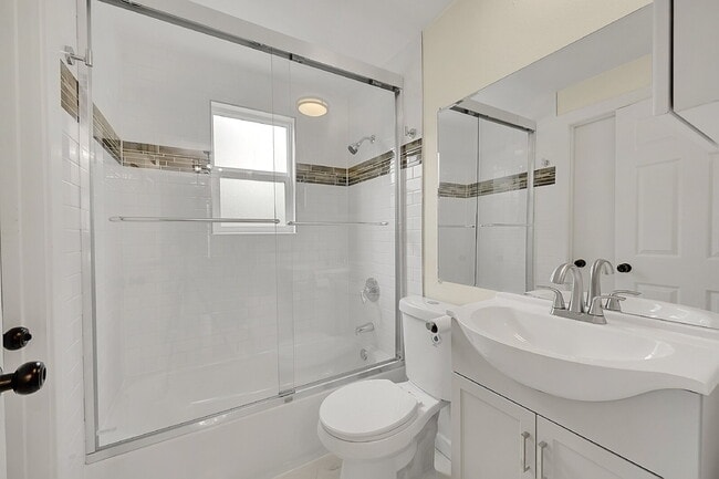 Building Photo - $2,195.00, 3-bed, 1-bath, located in Thorn...