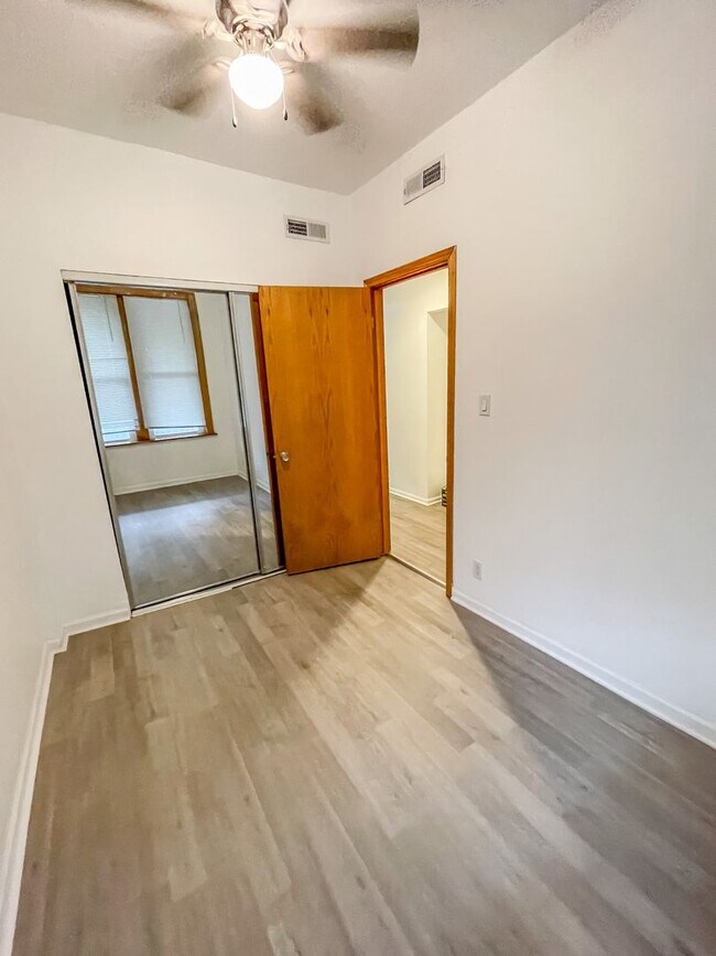 Building Photo - Fabulous Location in Wicker Park/Humboldt ...