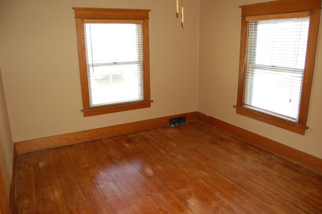 Building Photo - Classic charm in Near South!