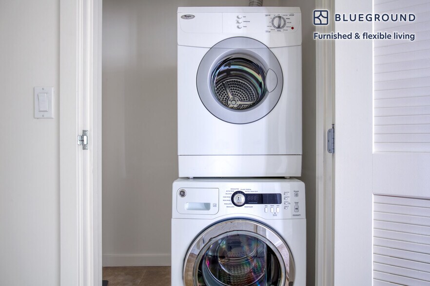 Building Photo - 10349 NE 10th St