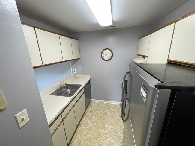 Building Photo - Condo Available in Essex!