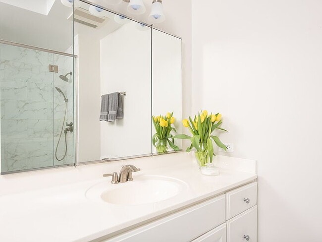 Building Photo - "Charming 2-Bed, 2-Bath Retreat in Northfield's Arbor Lane Oasis!"