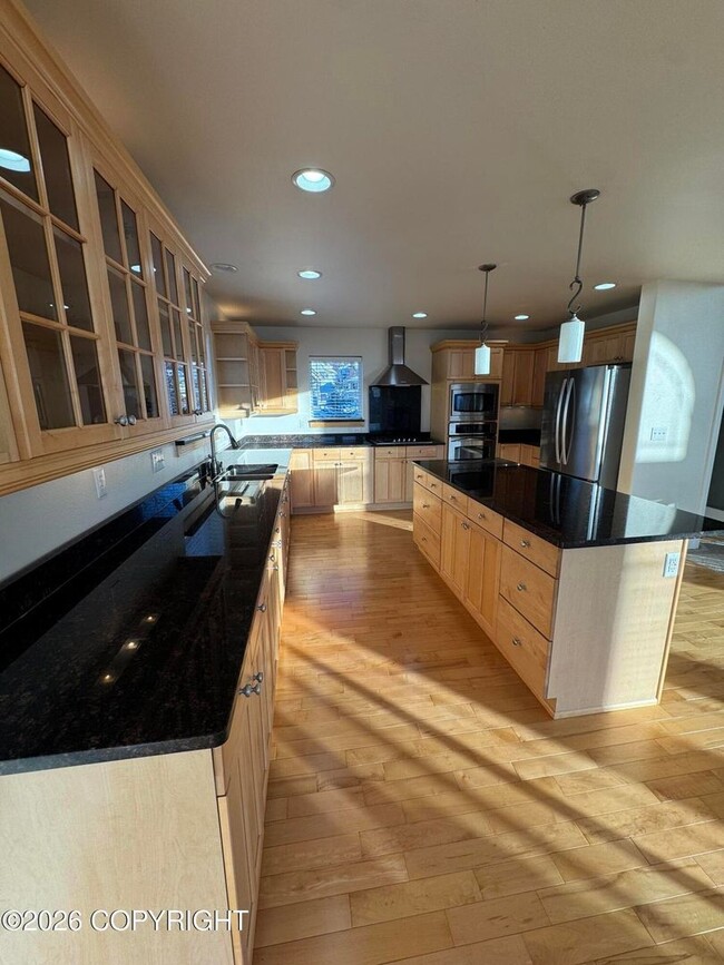 Building Photo - Stunning home in Goldenview