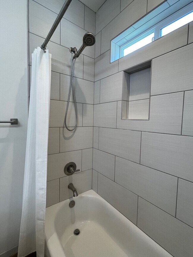 Building Photo - 126 W 20th St