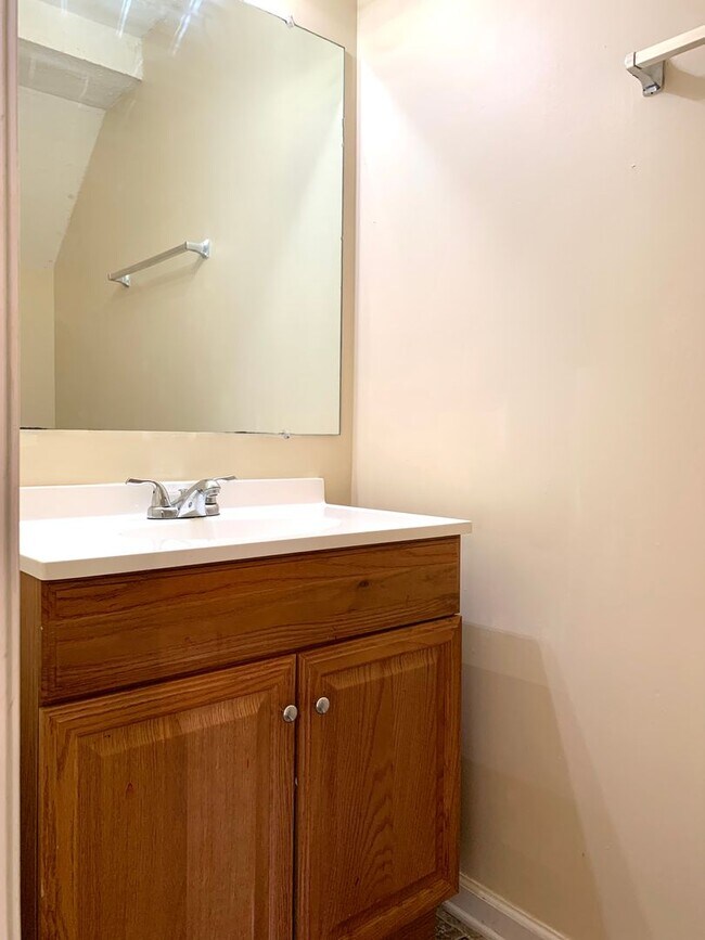 Building Photo - 811 Flyer Ct