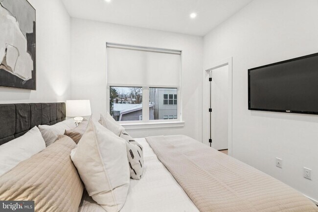 Building Photo - 30 W Allens Ln