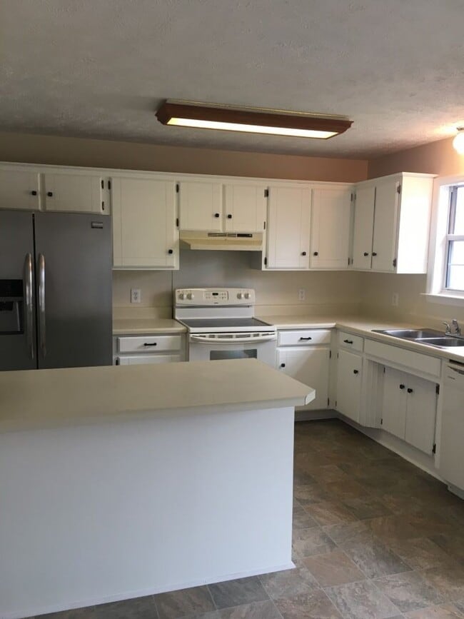 Building Photo - Move in Ready - Near Airport