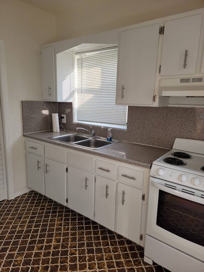 Building Photo - 3122 SW 25th Ter