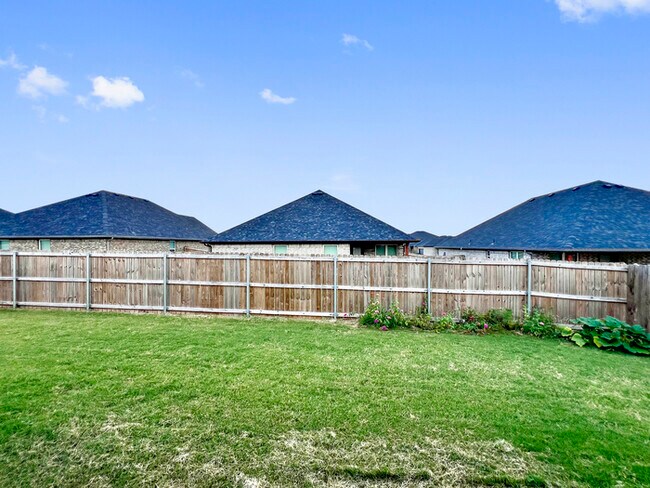 Building Photo - Cute open floor plan 3- bedroom, 2- bathro...