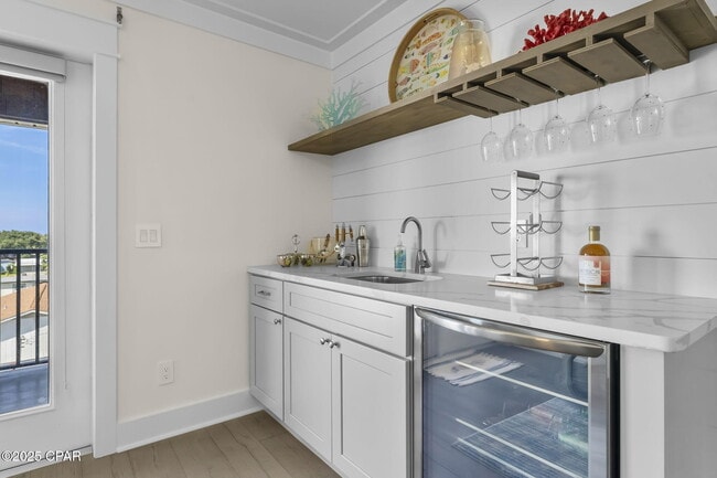 Building Photo - 407 Petrel St