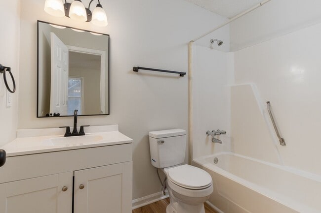 Building Photo - Newly renovated unit close to I-77 and I-20