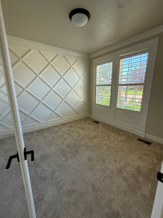 Building Photo - Welcome to this stunning 5-bedroom, 3.5-ba...
