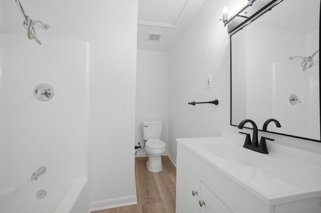 Building Photo - GORGEOUS REMODELED 1 BEDROOM APARTMENT IN HISTORIC PORT NORFOLK!