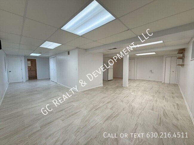 Building Photo - 885 Chelsea Ct