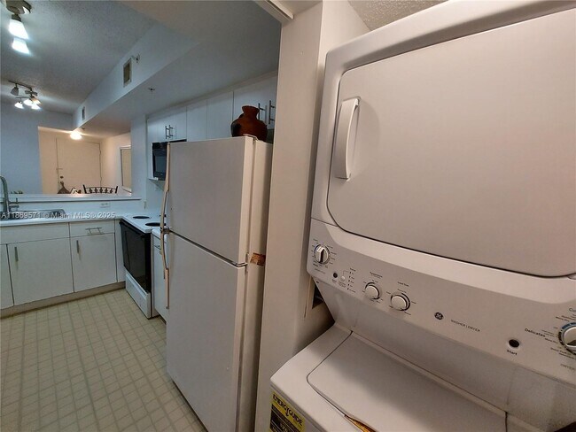Building Photo - 2640 S University Dr