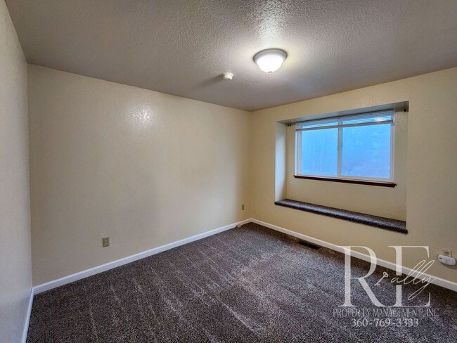 Building Photo - Spacious Silverdale Tri-Level with Hot Tub & Stylish Kitchen