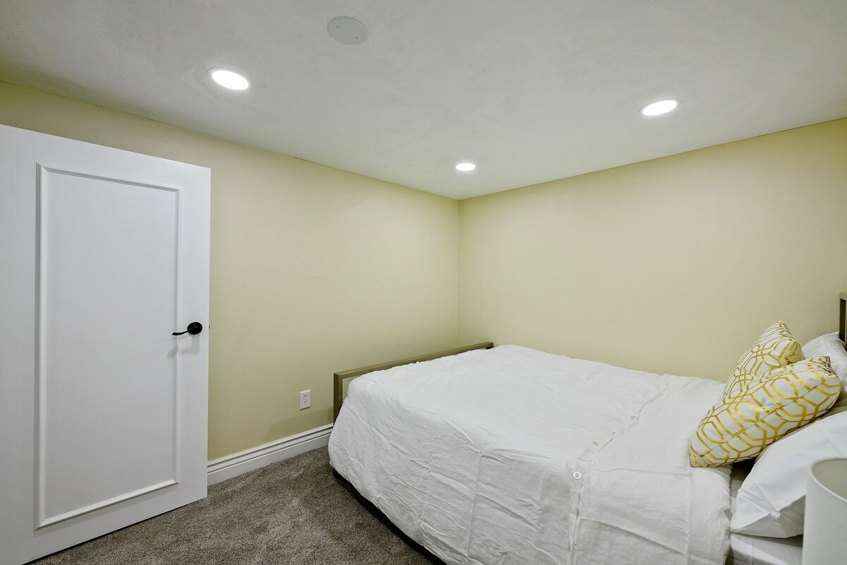 Building Photo - 980 E Bryan Ave