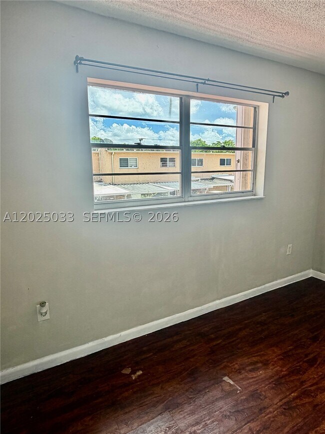 Building Photo - 1705 W 57th St