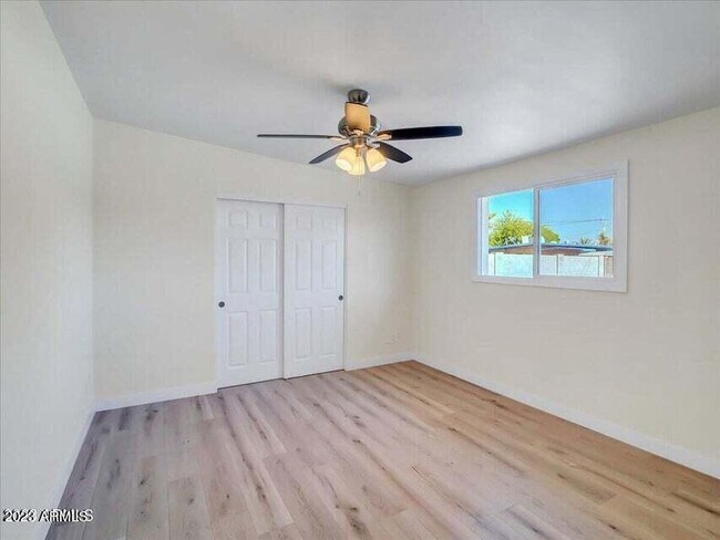 Building Photo - 3650 E Laurel Ln