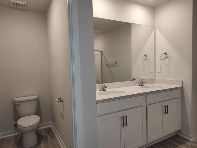 Building Photo - Beautiful home located in the Hamilton Woo...