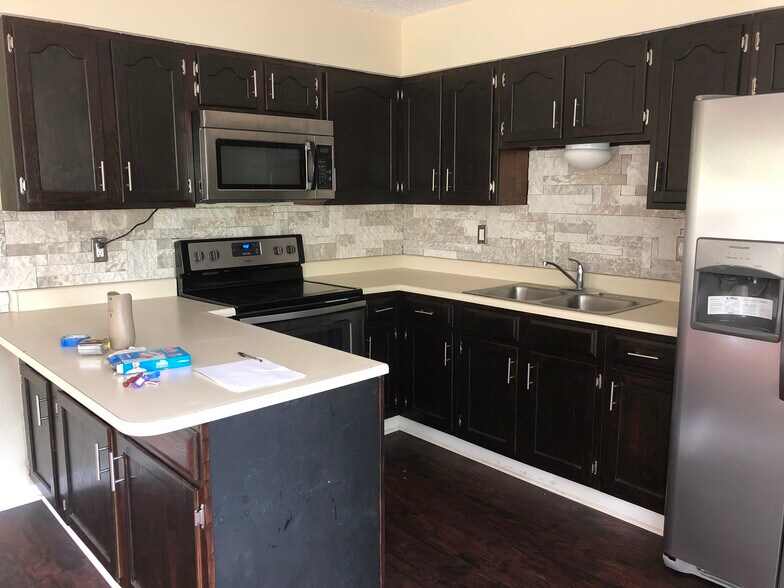 Well appointed large kitchen with tons of storage - 1000 Ranchero Road