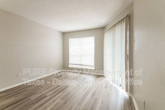Building Photo - 18333 Roehampton Dr