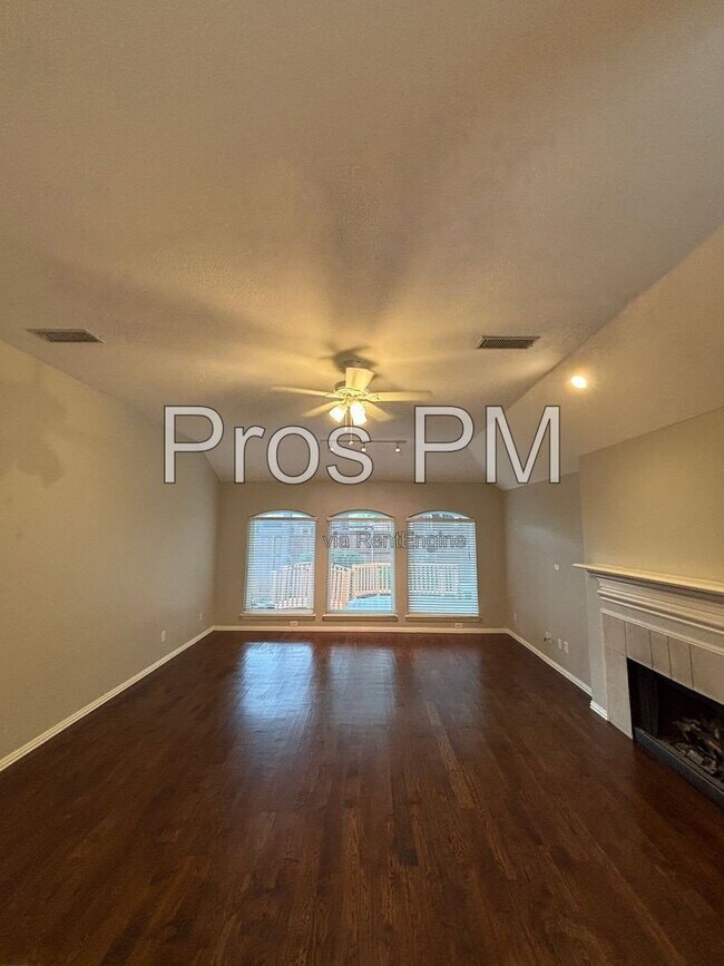 Building Photo - 2921 Meadow Glen Dr