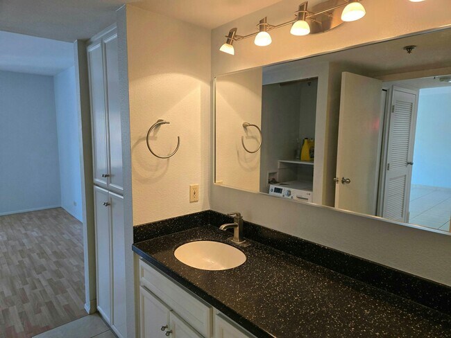 Building Photo - 1514 Seventh Avenue, Unit 205