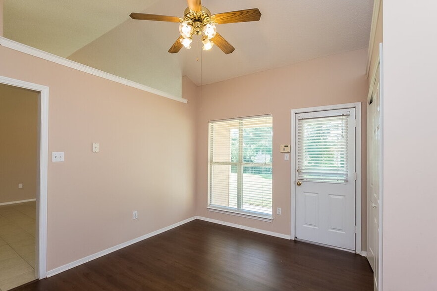 Building Photo - 10173 Oak Run Dr S