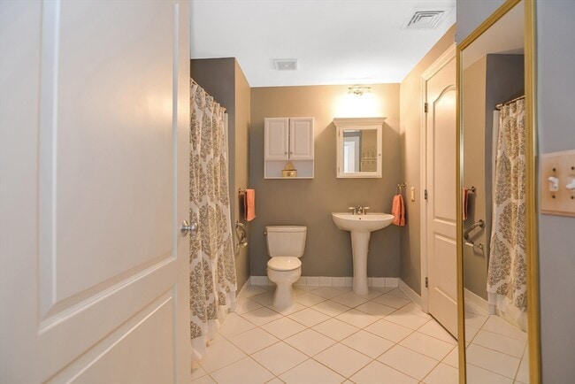 Building Photo - 614 Pond St