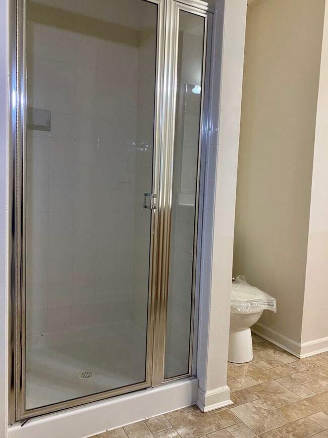 Building Photo - Charming 4 Bedroom/2.5 Bathroom in White M...