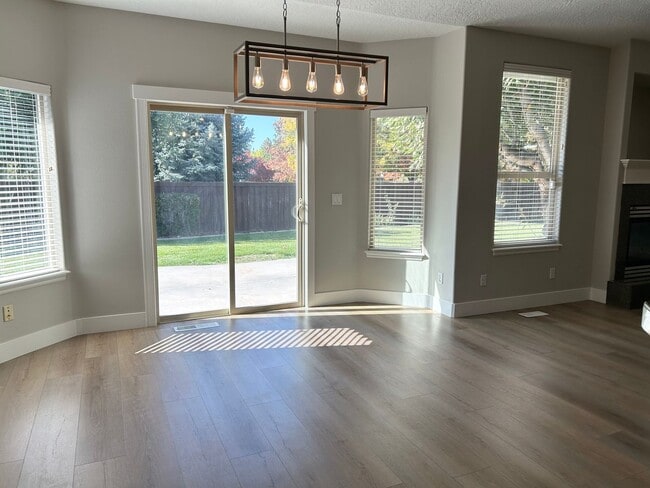 Building Photo - Lochsa Falls 5 Bedroom Home with Private B...