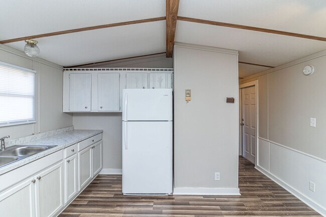 Building Photo - Rosewood Rental! Newly Remodeled 2 BR, 2 B...