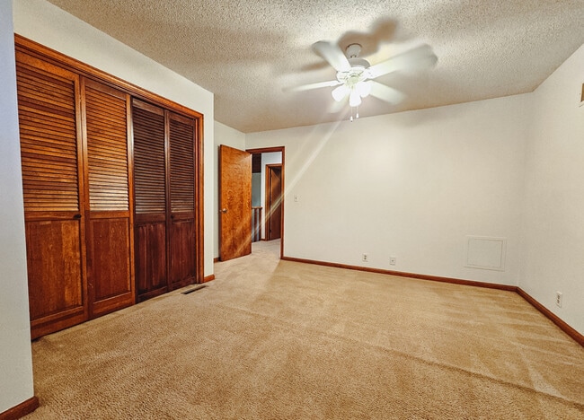 Building Photo - 101 E Hale Lake Rd