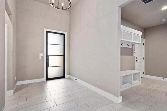 Building Photo - 904 Naranjo Dr