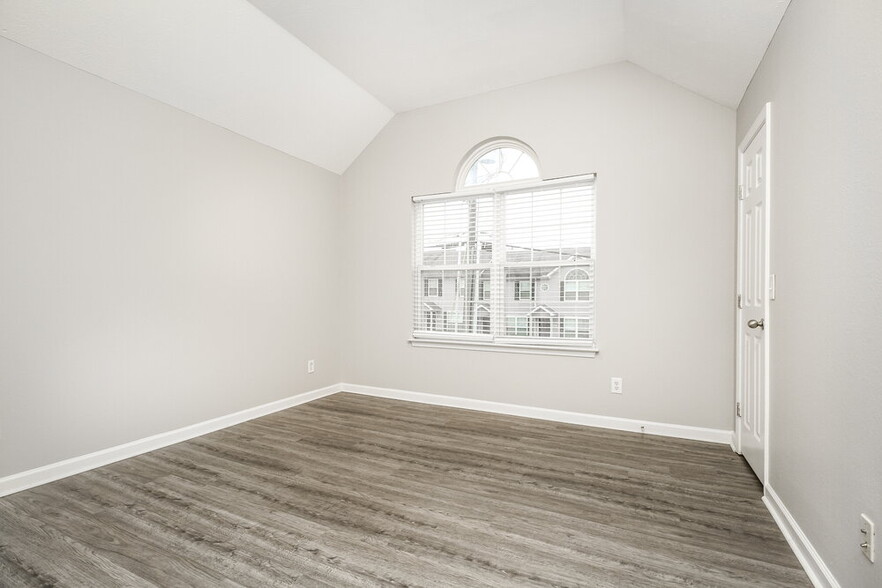 Building Photo - 8033 Logan Dr