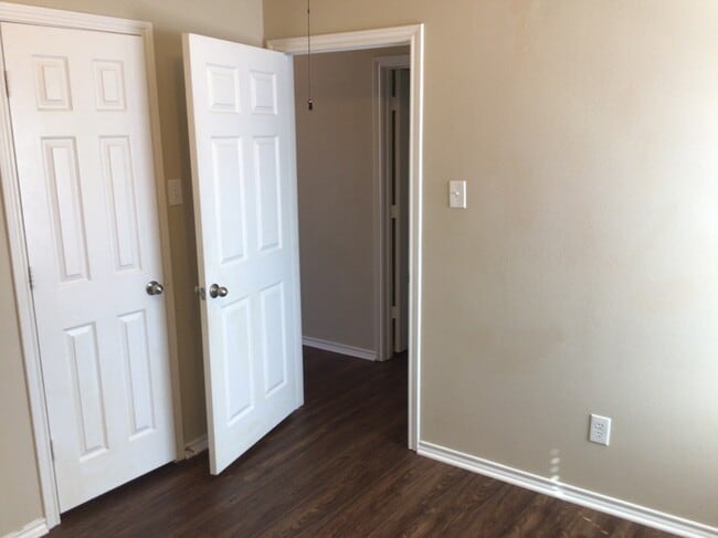 Building Photo - 6811 Shore Breeze Court